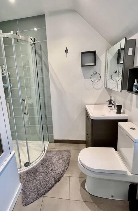 Villa Entire 3 Bed House Weybridge Brooklands, London Byfleet Exterior foto
