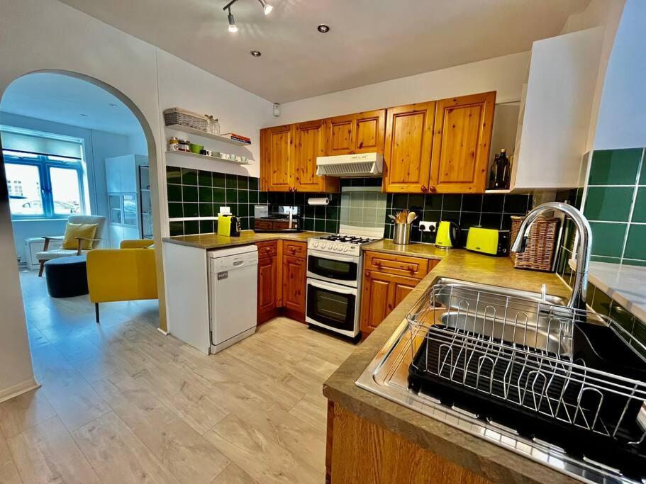 Villa Entire 3 Bed House Weybridge Brooklands, London Byfleet Exterior foto