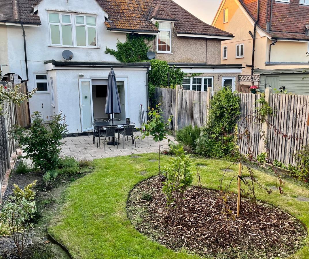 Villa Entire 3 Bed House Weybridge Brooklands, London Byfleet Exterior foto